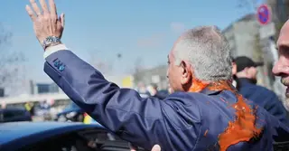 জার্মানি পাহলভির ওপর লাল ‘তরল’ নিক্ষেপ; আটক সন্দেহভাজন